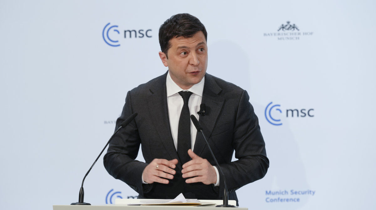 Le président ukrainien Volodymyr Zelenskyy s’exprime lors de la conférence de Munich sur la sécurité en Allemagne, le 19 février 2022. (Photo AP/Michael Probst)