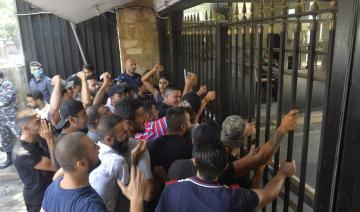 Liban: des manifestants tentent de forcer le portail du ministère de l'Intérieur