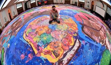 Dubaï: inspiré par "l'humanité", il réalise la plus grande peinture du monde