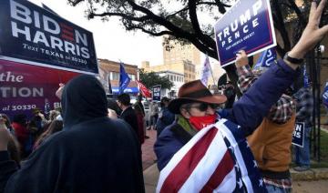 Biden dénonce des fans de Trump qui auraient chahuté un car démocrate