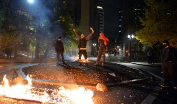 A Portland, des manifestants armés brûlent des drapeaux américains