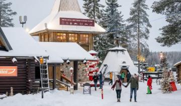 Sans touristes, ambiance solitaire pour le père Noël dans son village de Laponie 