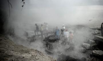 Indonésie: des centaines de villageois fuient l'éruption d'un volcan