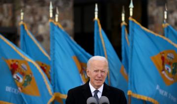 Biden rend hommage aux victimes de la Covid, Trump vante son bilan 