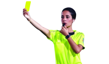 Le premier groupe d'arbitres féminines de football saoudien reçoit une accréditation