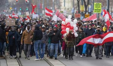 Autriche: 10 000 participants à une manifestation sauvage d'antimasques