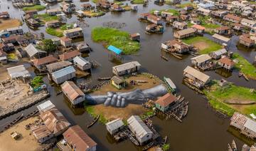 Un village lacustre au Bénin, nouvelle étape de la "chaîne humaine" de l'artiste Saype 