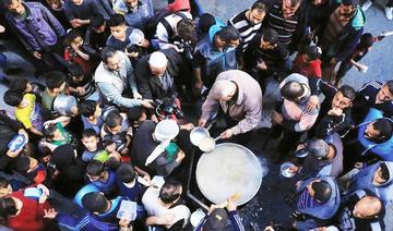 Un homme de Gaza gagne les cœurs en distribuant un plat traditionnel aux pauvres