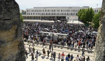 Foule émue au commissariat d'Avignon en hommage au policier tué