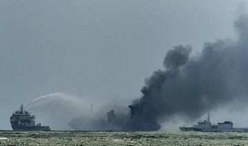 Navire en feu: les plages sri-lankaises menacées par des tonnes de plastique