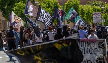 Trois policiers inculpés pour avoir asphyxié un Afro-Américain