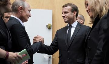 Le président russe Vladimir Poutine (g) serre la main de son homologue français Emmanuel Macron à côté de Brigitte Macron après avoir assisté à un service religieux pour l'ancien président français Jacques Chirac à l'église Saint-Sulpice à Paris, le 30 septembre 2019. Alexei Druzhinin/Spoutnik/AFP)