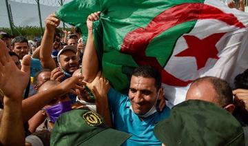 L'opposant Karim Tabbou, figure du Hirak, salué à sa sortie de prison le 2 juillet 2020 (Photo, AFP)