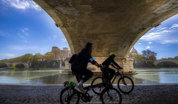 L'Italie sous un soleil de plomb tombe le masque à l'extérieur