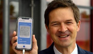 Ronald Fritz, chef de projet chez IBM, présente un téléphone portable avec le modèle d'un passeport de vaccination numérique (CovPass) lors d'un événement médiatique au centre de vaccination de Babelsberg à Potsdam près de Berlin, dans le nord-est de l'Allemagne, le 27 mai 2021, au milieu du nouveau coronavirus / Pandémie de covid19. (Soeren Stache / Pool / AFP)