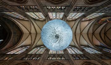 A Strasbourg, une gigantesque lune en lévitation dans la cathédrale