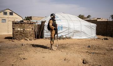 Un soldat burkinabé patrouille dans un camp abritant des personnes déplacées à l'intérieur du pays (PDI) du nord du Burkina Faso à Dori, le 3 février 2020 (Photo, AFP)