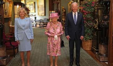 En robe à fleur et chapeau roses, la souveraine de 95 ans, encadrée par Joe Biden et sa femme Jill (Photo, AFP)