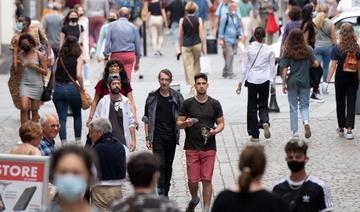 Y a «de la joie», les Français tombent le masque à l'air libre, mais prudemment