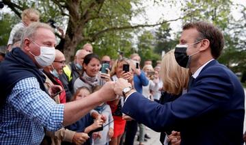 Le président français Emmanuel Macron salue un électeur au bureau de vote du Touquet, lors du premier tour des élections régionales françaises le 20 juin 2021 (Photo, AFP)