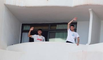 Des étudiants en quarantaine sur un balcon dans un hôtel aux Baléares (Photo, AFP)