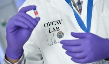Un technicien de laboratoire contrôle un flacon de test au siège de l’OIAC (Organisation pour l’interdiction des armes chimiques) à La Haye (Pays-Bas), le 20 avril 2017. (File/AFP)