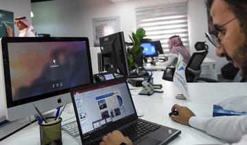 Une photo prise le 17 août 2017 montre un employé saoudien utilisant un ordinateur portable pour préparer un diaporama dans son bureau de Riyad (Fichier Photos/AFP) 