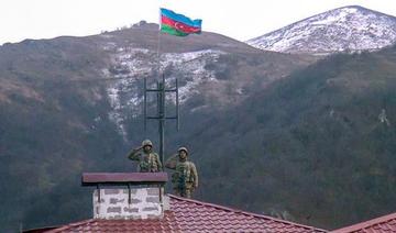 Cette photographie publiée par le ministère azerbaïdjanais de la Défense le 28 novembre 2020 montre des soldats azerbaïdjanais sur le toit d'un immeuble de la ville de Kalbajar, dans le Haut-Karabakh (Photo, AFP)