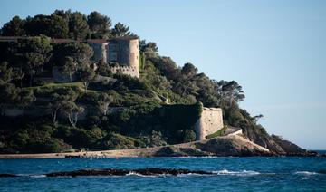 Des vacances à l'ombre de la Covid pour Macron et le gouvernement