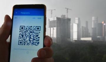 Un homme montre un code QR sur son smartphone à Moscou le 28 juin 2021, au milieu de la crise liée à la pandémie de Covid-19 causée par le nouveau coronavirus. Les citoyens doivent présenter un code QR pour entrer dans les restaurants, certifiant qu'ils sont soit vaccinés, qu'ils ont eu le virus au cours des six derniers mois ou qu'ils ont un test négatif valide. (Alexandre Nemenov/AFP)