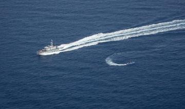 Cette image aérienne prise le 30 juin 2021 et publiée par l'ONG Sea-Watch le 1er juillet 2021 montre des garde-côtes libyens près d'un bateau de migrants dans la zone de recherche et de sauvetage de Malte (Photo, AFP)