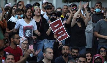 Manifestants palestiniens dans la ville de Ramallah, en Cisjordanie occupée, le 3 juillet 2021, dénonçant l'Autorité palestinienne à la suite de la mort du militant Nizar Banat alors qu'il était détenu par les forces de sécurité de l'AP. (Abbas Momani/AFP)