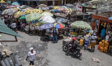 Vendeurs sous des parapluies au marché Salomon au centre-ville de Port-au-Prince le 13 juillet 2021, quelques jours après l'assassinat du président haïtien Jovenel Moise. (Valérie Baeriswyl / AFP)