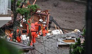 Au Japon, les secouristes cherchent des survivants après la coulée de boue