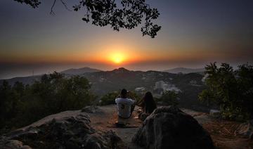 Un jeune couple observe le coucher de soleil lors d’une randonnée dans le village de Chahtoul, dans le caza de Kesrouan, dans le gouvernorat du Mont Liban (AP) 