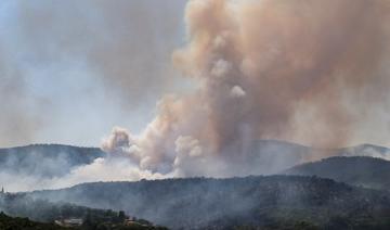 Incendie sur la Côte d'Azur: des pompiers "concentrés" avant la levée du vent