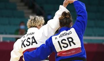 La judoka israélienne Raz Hershko salue Tahani al-Qahtani, sa «courageuse» concurrente saoudienne 