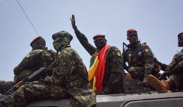 Le lieutenant-colonel Mamady Doumbouya, au centre, chef des forces spéciales de l'armée salue la foule à son arrivée au Palais du Peuple à Conakry le 6 septembre 2021 (Photo, AFP)