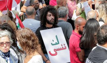 Des militants et des proches des victimes de l'explosion du port de Beyrouth lèvent des pancartes alors qu'ils manifestent le 29 septembre 2021 devant le palais de justice (Photo, AFP)