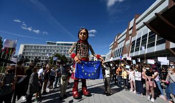 Cette marionnette de 3,50 mètres de haut est dirigée par une marionnettiste sur échasses et deux autres faisant vivre ses mains (Photo, AFP)