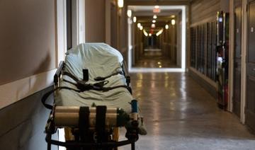 Des ambulanciers paramédicaux examinent une femme ayant des difficultés respiratoires, le 14 septembre 2021 à Houston, Texas (Photo, AFP)