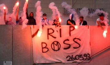 Les supporters marseillais brandissent des fusées éclairantes en rendant hommage à Bernard Tapie, ancien propriétaire du club de football français de l'Olympique de Marseille (OM) au stade Vélodrome de Marseille le 3 octobre 2021 (Photo, AFP)