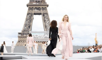 Amber Heard défile en combinaison Elie Saab lors de la Paris Fashion Week