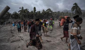 Dans l'ombre du volcan indonésien Semeru, boue, cendre et désolation