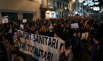 Barcelone: un millier de personnes manifestent contre le pass sanitaire