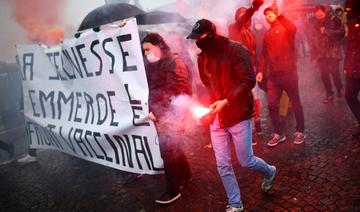Covid-19 en France: des pass sautent et des opposants marchent