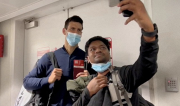 Au lieu de jouer son match en Australie, Djokovic prend des photos avec des fans à l’aéroport de Dubaï