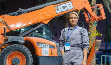 La première femme saoudienne grutière assure les procédures de sécurité à l'E-Prix