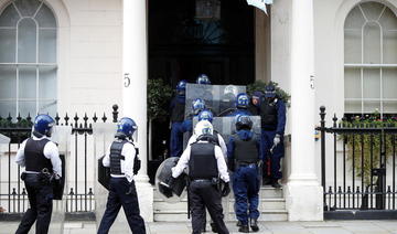 Des manifestants occupent l'hôtel particulier d'un oligarque russe à Londres