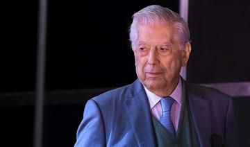 L'écrivain Mario Vargas Llosa au salon du livre de Buenos Aires après son opération